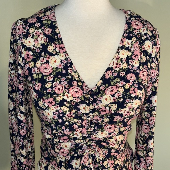 REWIND floral v neck cinch blouse in women’s medium with cuff sleeves - Picture 3 of 9